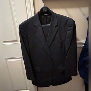 Jos A Bank men’s suit 44 R. Suit coat and pant.